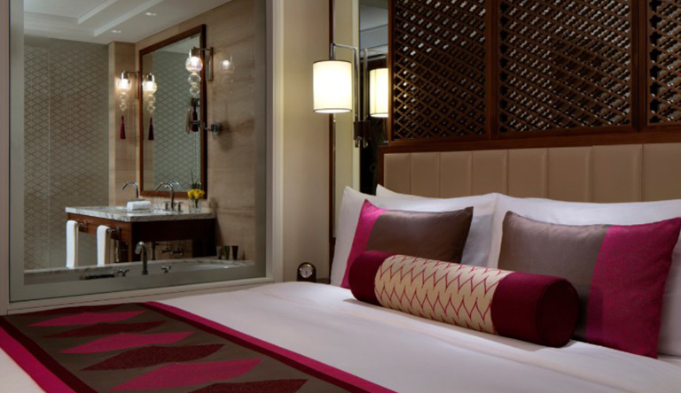 taj-Luxury-Room-King-Bed